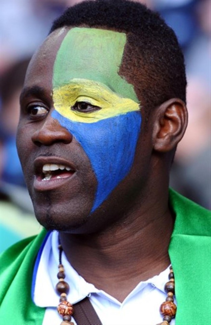 Một người Gabon đến xem bóng đá nam.
